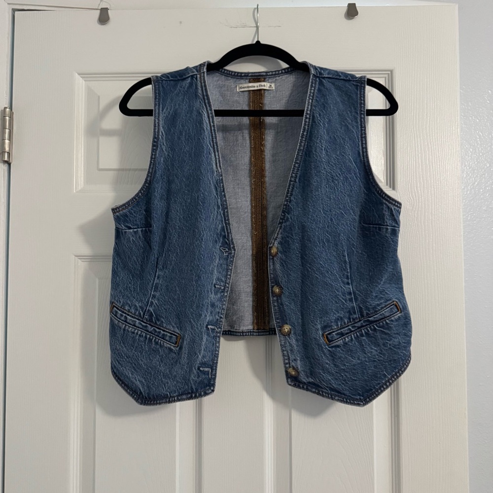 The A&F Mara Denim Vest - Picture 2 of 6